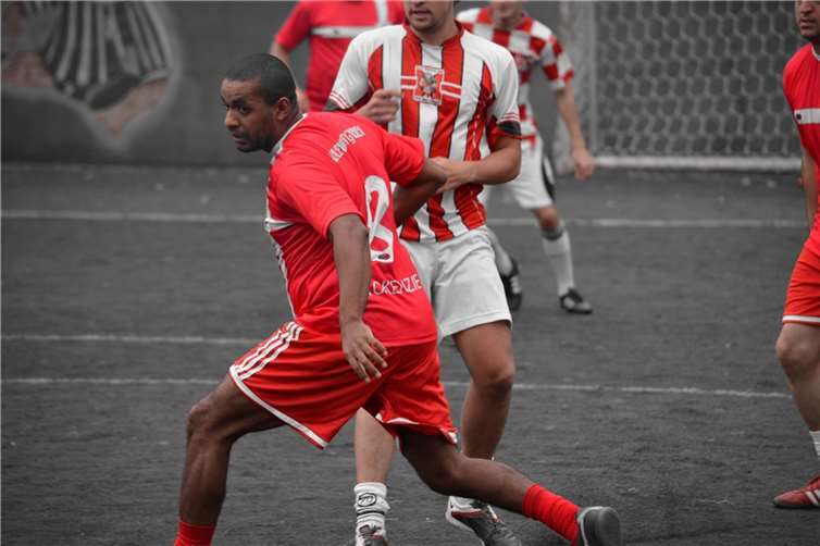 Nicht nur im Profifußball erreichen die Gehälter und Ablösesummen neue Sphären. Auch im Amateurfußball ist längst ein Wandel eingetreten, der finanziell größte Aussichten verspricht. Quelle: Pixabay.com © AdrianaGois CCO Public Domain