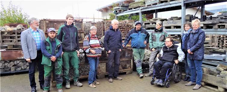Nicht nur in Krisenzeiten ist es für Menschen mit einer psychischen Erkrankung wichtig eine gute Arbeit zu haben – davon überzeugte sich eine Delegation des Forums Soziale Gerechtigkeit bei der Inklusionsfirma Garten- und Landschaftsbau Jörg Deimling in Astert. Foto: Forum Soziale Gerechtigkeit