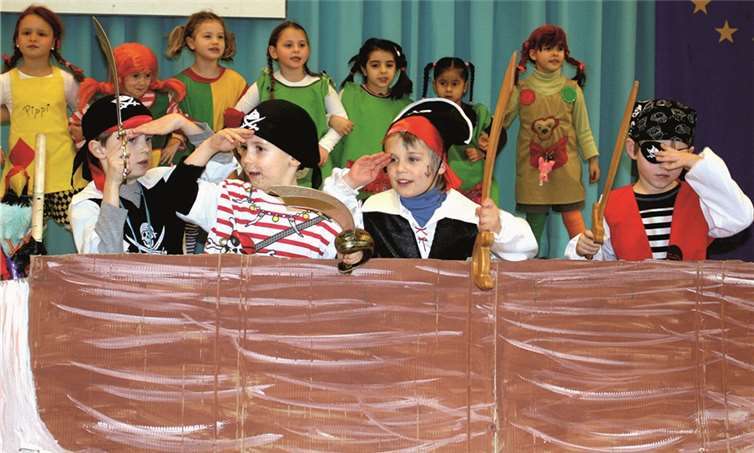 Nicht nur in Pippi Langstrumpf, sondern auch in kleine Piraten hatten sich die Kinder aus dem „Regenbogenland“ am Erpeler Seniorentag verwandelt.DL