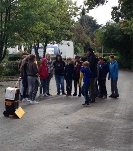 Nicht nur in der Theorie, sondern auch in der Praxis erlebten die Schülerinnen und Schüler der fünften Klassen verschiedene Situationen im Straßenverkehr. Besonders eine Vollbremsung war ein eindrückliches Erlebnis. privat