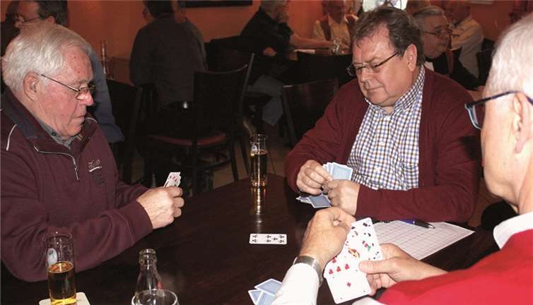 Nicht nur nach Kontra und Re ging es hoch-konzentriert zu beim Erpeler Skatturnier. DL