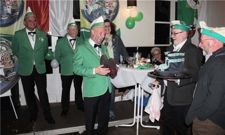 Nicht nur ruude Prinzen-Schühcher hatten die Dütz-Brüder für Hajo I. besorgt.