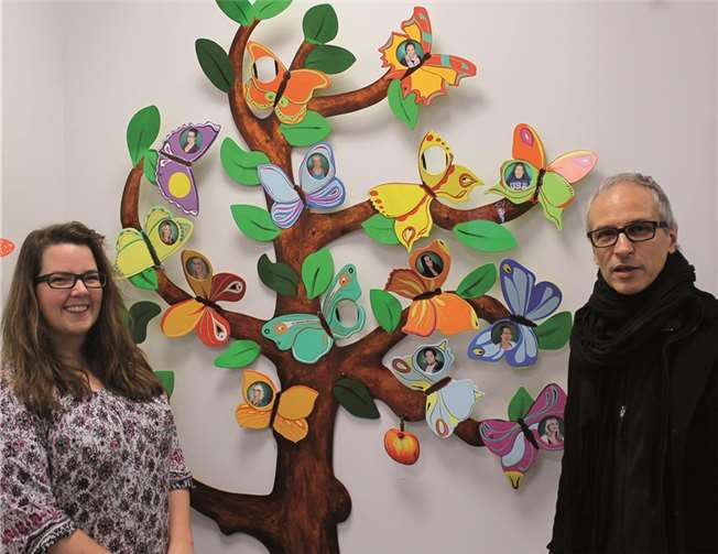 Nicht nur schön, sondern auch praktisch: Der von Philippe Devaud (rechts) geschaffene „Team-Baum“ zeigt dem Betrachter anhand von Porträtfotos, welche Kita-Mitarbeiter aktuell in der Einrichtung sind. Kita-Leiterin Judith Täger freut’s. privat