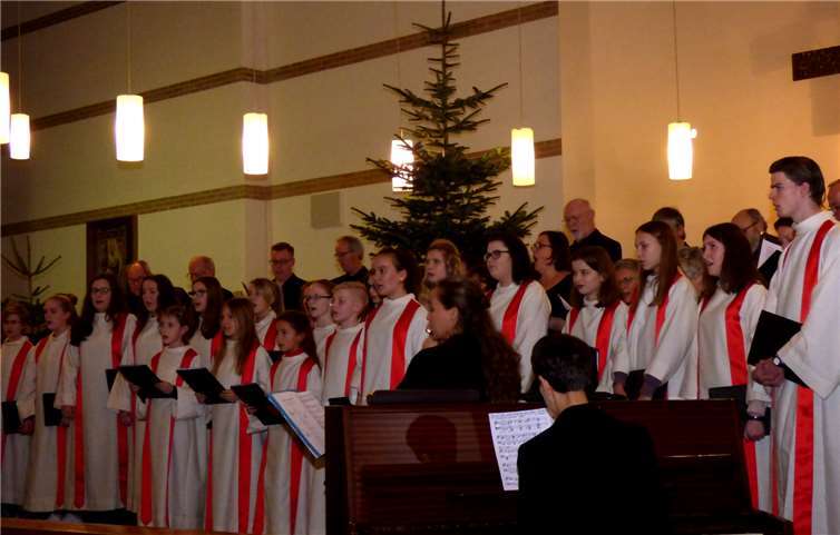 Nicht nur stimmlich, auch optisch ein Genuss: die Waldbreitbacher Chöre TonArt und der Kinder- und Jugendchor unter Peter Uhl in der Niederbieberer St.-Bonifatius-Kirche.Hans Hartenfels