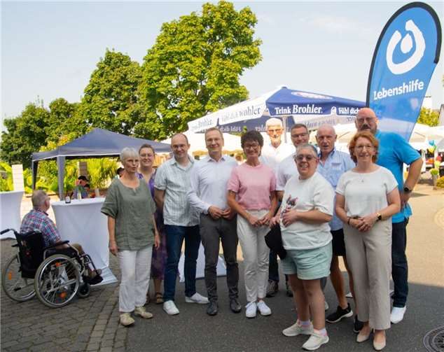 Nicht nur viele Mitglieder und Freunde waren zum Sommerfest der Lebenshilfe auf dem Kaiserplatz in Sinzig gekommen, sondern auch die politische Prominenz war zu Gast. Ulrich van Bebber (3. von rechts) konnte als Vorsitzender der Lebenshilfe unter anderem den Kreisbeigeordneten Horst Gies (5. von rechts), Bürgermeister Andreas Geron (4. von links), Ortsvorsteher Rainer Friedsam (Mitte), MdL Susanne Müller (2. von rechts) sowie MdL Petra Schneider begrüßen.  Foto: privat