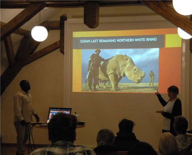Nicht nur wunderschön und beeindruckend, sondern teilweise auch bedroht oder sogar schon ausgestorben ist die Tierwelt in Afrika. Erik Otieno (li.) zeigte diese Aufnahme vom letzten weißen Nashorn, das mittlerweile nicht mehr lebt. Jill Schuto (re.) übersetzte den in Englisch gehaltenen Vortrag des kenianischen Safari-Guides.