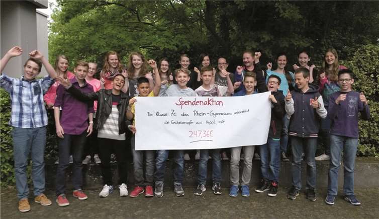 Nicht nur zusehen, sondern handeln: Die Klasse 7c startete eine Kuchenstandaktion für Erdbebenopfer in Nepal.privat