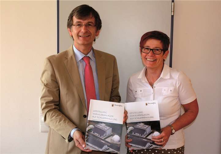 Nicht ohne Stolz präsentierten VG-Chef und Werkleiterin die Broschüre mit der Kläranlage in Unkel als „Paradebeispiel“. DL
