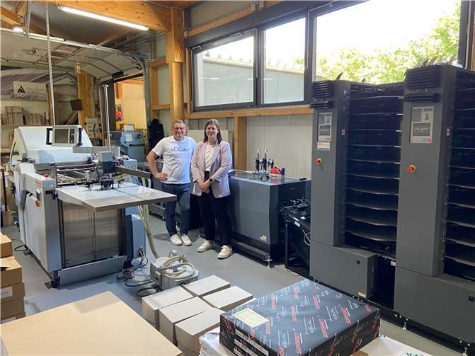 Nicht ohne eine gehörige Portion Stolz zeigt Druckereiinhaber Oliver Johann Neuwieds Wirtschaftsförderin Alexandra Rünz seine hochmoderne Digitaldruckmaschine.  Foto: Joachim Körber