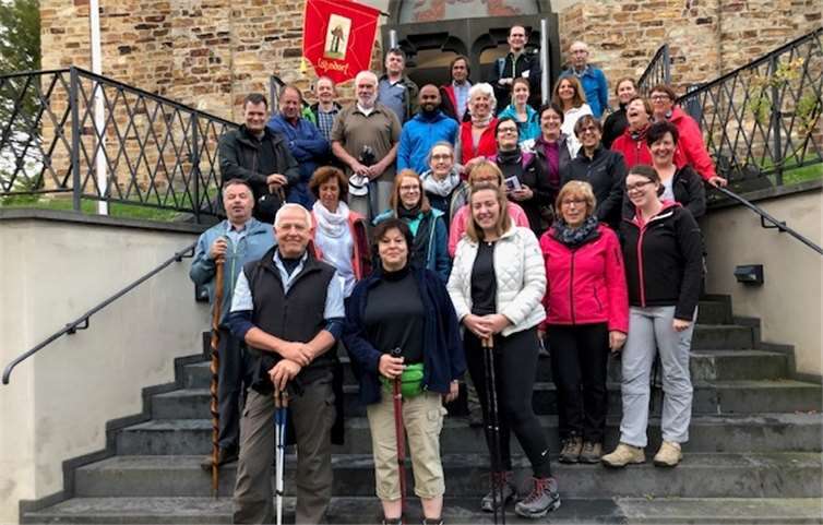 Nicht so gutes Wetter begleitete die frohe, betende und singende Schar durch die schöne Eifellandschaft. Foto: privat