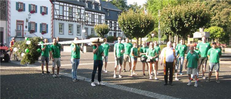 Nicht weniger als 20 Handballer, soviele waren eigentlich gar nicht nötig, hatten das kleine Kerlchen schnellund ohne Probleme unter dem Beifall der Zuschauer und unter der Sirenenbegleitung der Bassenheimer Feuewehr aufgerichtet. Quelle: TV Bassenheim