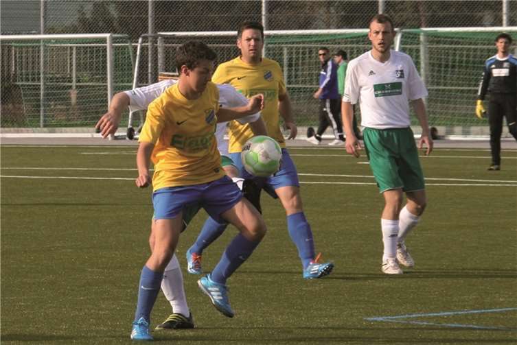 Nicht zu bremsen ist im Augenblick der SV Weitersburg (gelbes Shirt). Die Bergischen, hier beim 3:2-Erfolg in Spay, sind der A-Klasse aktuell die Mannschaft der Stunde und sind seit sechs Begegnungen ungeschlagen.  TH