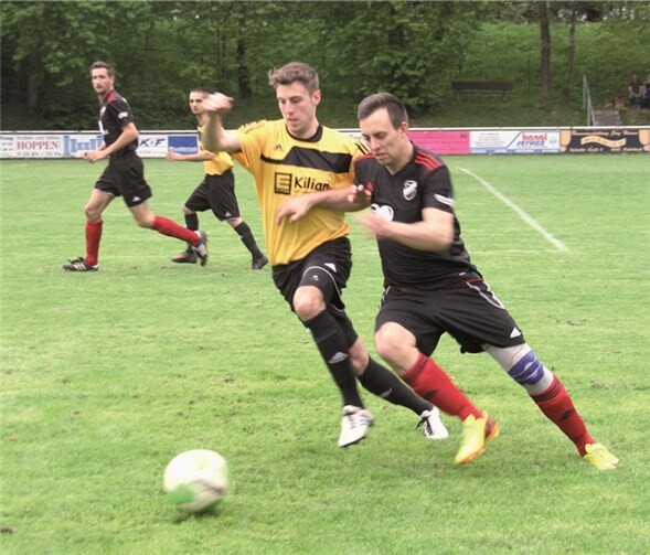 Nicht zu bremsen war die SpVgg Lautzert (schwarzes Trikot) von der SG Daadetal. Am Ende einer spannenden Partie siegten die Gastgeber mit 2:0.TH