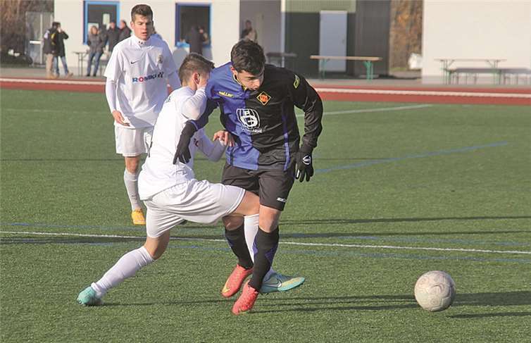 Nicht zu bremsen waren die Angreifer der TuS Koblenz, hier beim 3:3 gegen Eintracht Trier, in Schifferstadt. Am Ende hatte das Team von Dirk Laux einen deutlichen 8:3-Erfolg eingefahren.TH