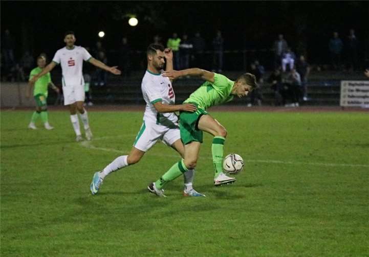 Nicht zu bremsen waren die Angreifer des FV Engers, Zur Oberligapremiere der Mülheim-Kärlich siegte das Team vom Wasserturm glatt mit 5:0. Foto: TH