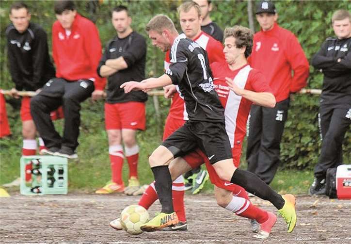Nicht zu bremsen waren die Angreifer von Anadolu Spor Koblenz (schwarzes Trikot) beim Besuch der SG Augst. Der Aufsteiger siegte über den Tabellenzweiten mit 3:2.TH