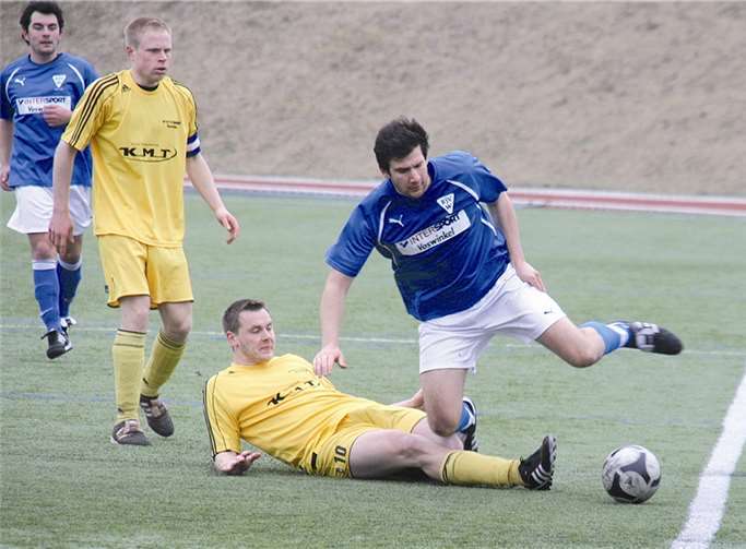 Nicht zu bremsen waren die Kicker des BSV Weißenthurm beim Aufeinandertreffen mit dem FC Arzbach. Am Ende siegten die Blau-Weißen mit 4:1 und revanchierten sich somit für die deutliche Hinspiel Niederlage.    Foto:  -TH-