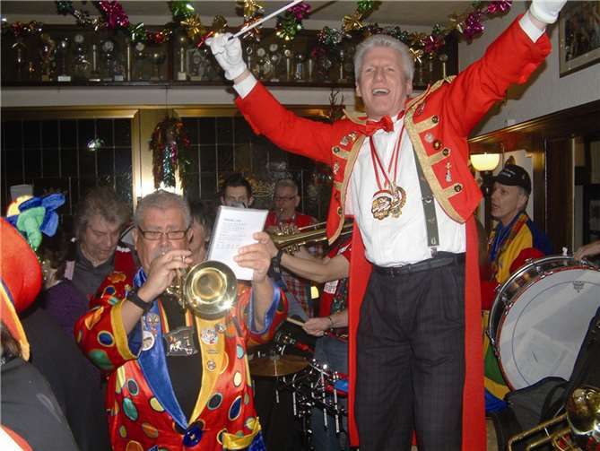 Nicht zu bremsen waren die Narren beim Überraschungsbesuch der Paniker bei der Baachpörzersitzung.AB