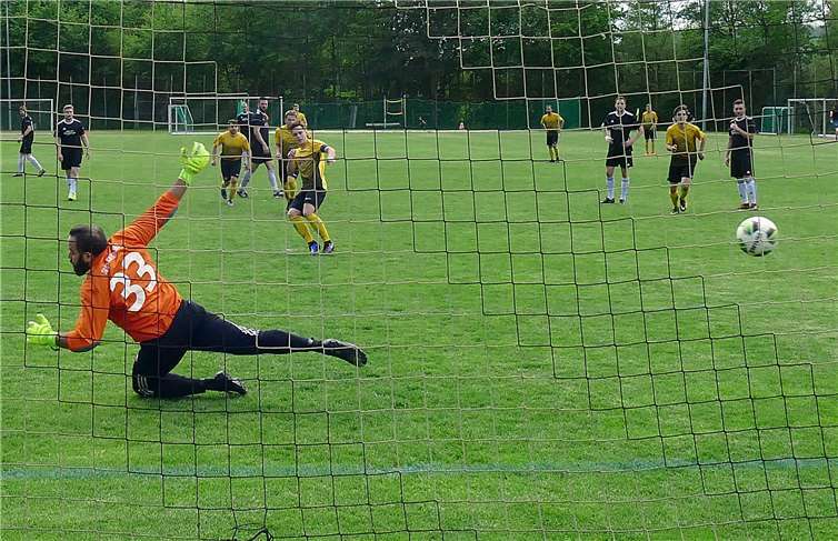 Nicht zu halten: Stefan Häs war beim Elfmeter zum 4:1 machtlos.Foto: Michael Wald
