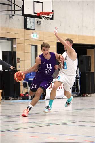 Nicht zu stoppen: Len Steffens auf dem Weg zum Korb