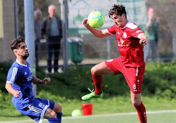 Nicht zu stoppen war RW Koblenz, hier mit Emre Altin, auch vom Spitzenreiter aus Mainz. Der TSV Schott unterlag am Deutschen Eck verdient mit 2:3. TH