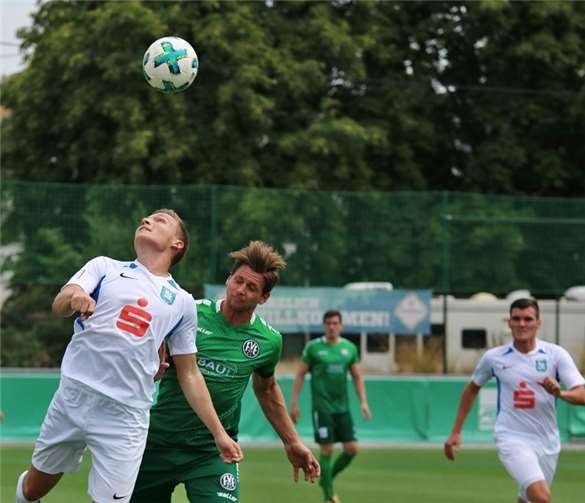 Nicht zu stoppen waren die Mülheimer in der Anfangsphase am Engerser Wasserturm. Am Ende trennten sich die beiden Teams mit einem 2:2.Foto: TH