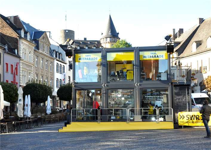 Nicht zu übersehen: Seit dem 25. Septemberein gewohntes Bild auf dem Mayener Marktplatz.