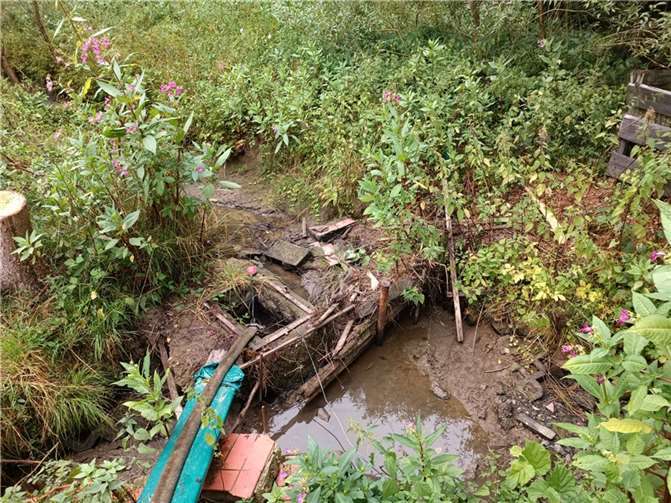Nicht zulässiger Betonpumpensumpf mit Entnahme.  Fotos: Kreisverwaltung Neuwied