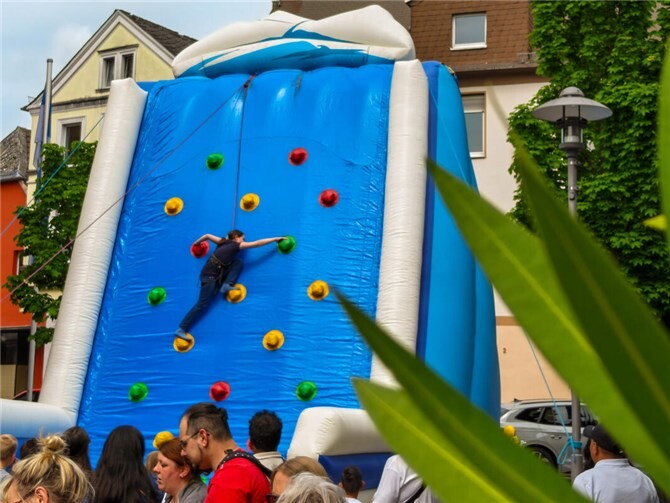 Nichts für Menschen mit Höhenangst: Am Kletterturm konnten die Besucher in die Höhe steigen.