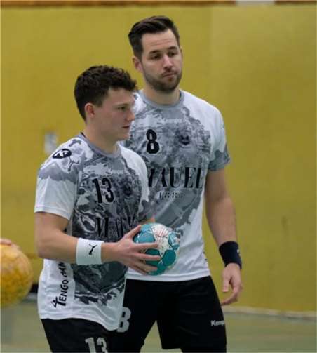 Nichts zu holen gab es für die Rheinbacher Oberliga-Handballer im Siebengebirge: Marius Schmitz (li.) und Chris Grommes (re.) kamen ohne Punkte wieder aus dem Siebengebirge zurück. Foto: Carola Laun