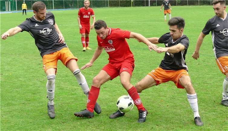 Nichts zu lachen hatten die VfR-Spieler bei Zweikämpfen. Hier wird Samuel Hoffman von Sebastian Löhr (li.) und Marius Haas in die Zange genommen. Foto: Michael Wald