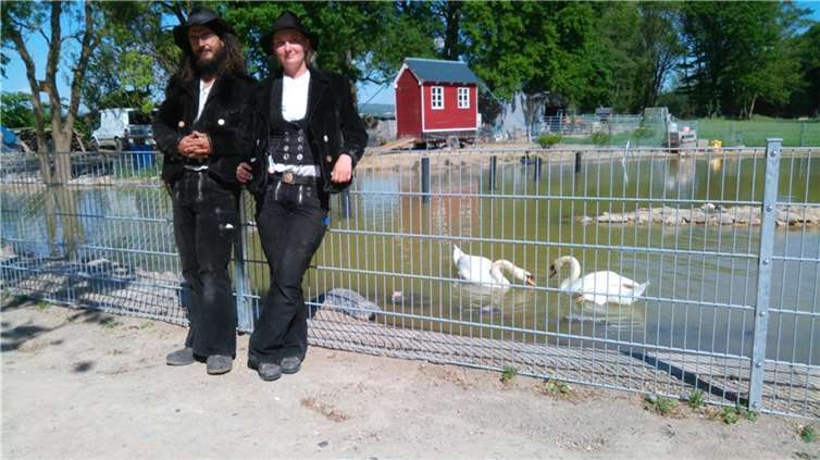 Nici und Meike, die sich selbst fremde freireisende Zimmerer nennen, organisieren die Sommerbaustelle am Schwanenteich, auf der bis zu 100 Wandergesellinnen und -gesellen zum Einsatz kommen werden.  Foto:privat