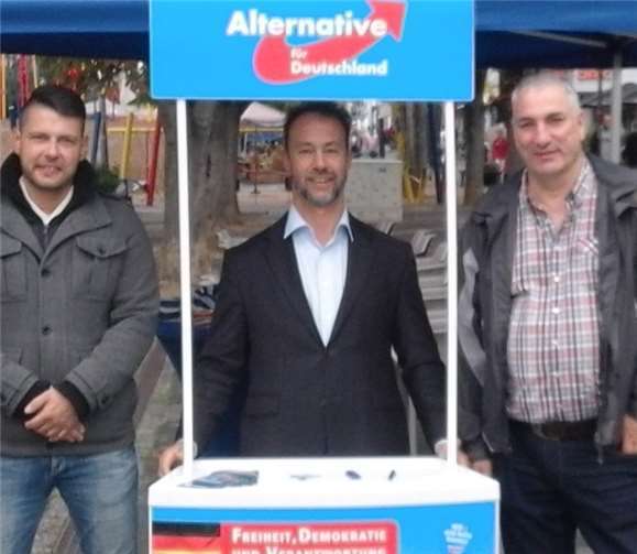 Nick Baltrock (links), Dr. Jan Bollinger (Mitte) und Norbert Diek (rechts) vor ihrem Info-Stand in der Neuwieder Innenstand. Foto: privat