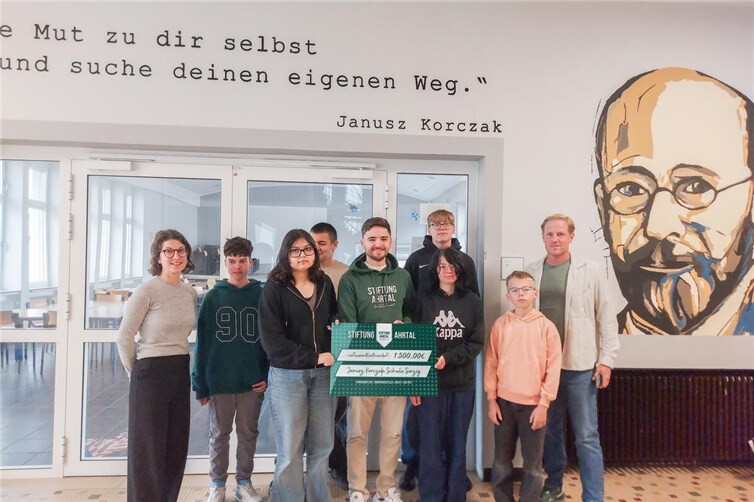 Nick Falkner (Gründer und Gf. der Stiftung Ahrtal) überreicht der Janusz-Korczak-Schule den Spendenscheck in Höhe von 1.500 € für ihre Projektwoche.