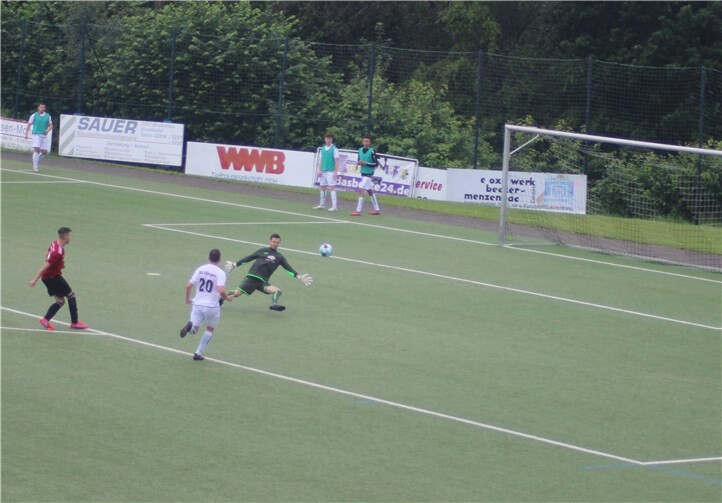Nick Loewen konnte einen Fehlpass zum 2:0 nutzen. Foto: privat