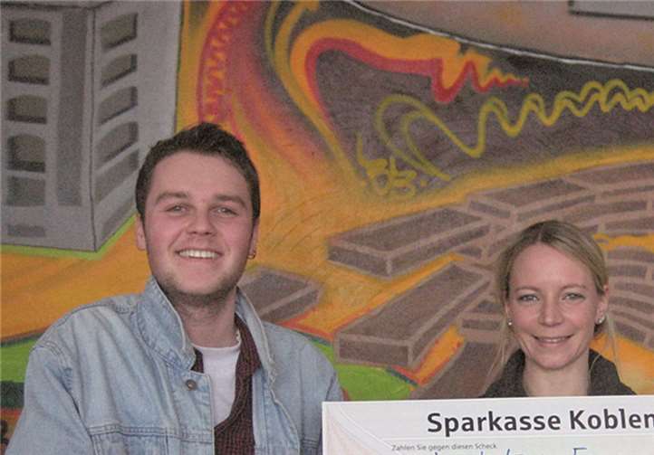 Nick Rünz und Hannah Lotz übergeben den Scheck über 402 Euro an Heike Krautkrämer, Geschäftsführerin des Kinderschutzbundes.privat