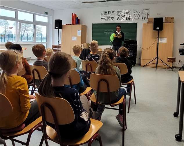 Nickel und Horn erzählen den Kindern von ihren Erlebnissen.  Foto: privat