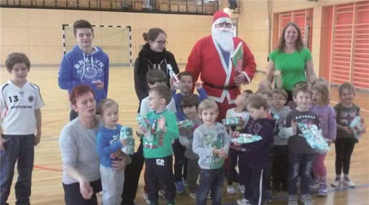 Nickenich. Die Übungsleiterinnen Eva Methe und Sandra Mombauer feierten mit Ihren Turnkindern (3 und 4 Jahre) eine Weihnachtsfeier. Natürlich durfte der Nikolaus mit Geschenken nicht fehlen. privat