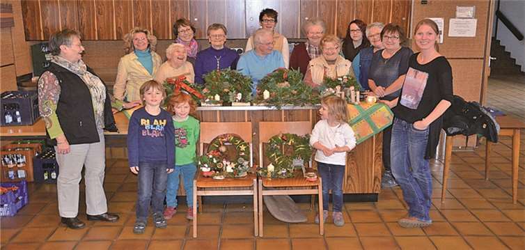 Nickenich. Heiß ersehnt war auch in diesem Jahr wieder das Adventsbasteln der Nikolausnachbarschaft. Jung und Alt trafen sich im Pfarrzentrum in Nickenich um gemeinsam Adventskränze und dekorative Kleinigkeiten herzustellen. Es entstand ein harmonisches Miteinander bei dem tolle Ideen ausgetauscht wurden. Dank der guten Vorbereitung des Schöffenrates konnte man bei Kaffee und Kuchen die wunderbaren Kunstwerke bestaunen. Alle waren sich sicher: “Wir kommen nächstes Jahr wieder.“privat