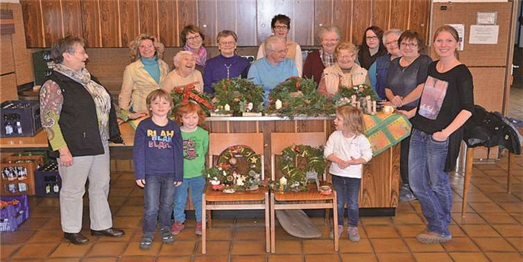 Nickenich. Heiß ersehnt war auch in diesem Jahr wieder das Adventsbasteln der Nikolaus-Nachbarschaft. Jung und Alt trafen sich im Pfarrzentrum in Nickenich, um gemeinsam Adventskränze und dekorative Kleinigkeiten herzustellen. Es entstand ein harmonisches Miteinander bei dem tolle Ideen ausgetauscht wurden. Dank der guten Vorbereitung des Schöffenrates konnten dann bei Kaffee und Kuchen die wunderbaren Kunstwerke bestaunt werden.privat