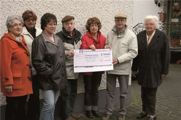 Nickenich. Jüngst konnte ein Abordnung der CDU-Frauenunion Nickenich Herrn Schlich einen Scheck in Höhe von 950 Euro überreichen. Dieser Betrag, der Reinerlös des „Kröppelchenverkaufs“ anlässlich des Weihnachtsmarktes 2013, wurde an die Sprecher des Fördervereins „Kinderhilfe Vinkovic“ Kinderheim St. Ana in Vinkovic ( Kroatien ) übergeben. Die Herren Schlich und Wölwer bedankten sich sehr für die Spende und erklärte, dass die Summe gänzlich an das Kinderheim übergeben würde.privat