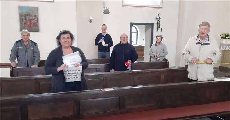 Nickenicher Pfarrgemeinderatsmitglieder bereiten den Gottesdienstraum vor. Foto: Elisabeth Schmitz