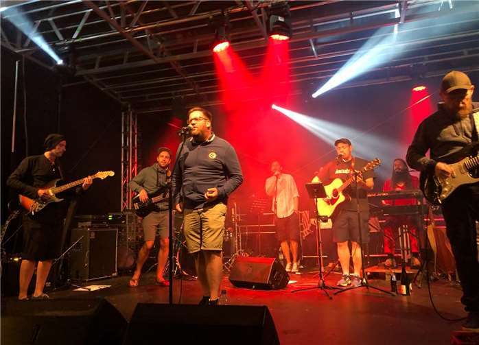 Nicki Arnold und die Band „Brotlos“ traten in Pommern fast in Originalbesetzung auf. Fotos: -MT-