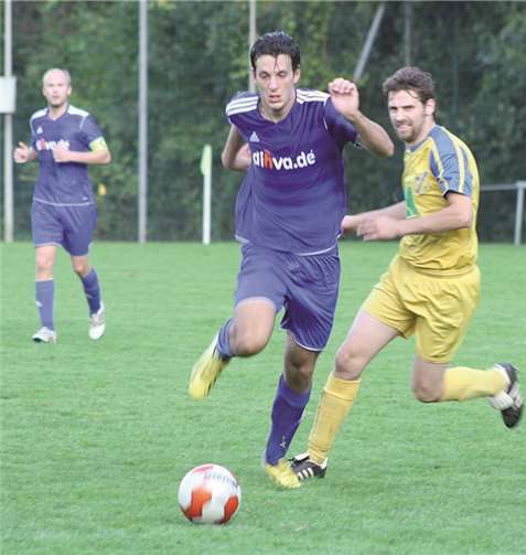 Niclas Harz (l.) auf dem Weg zum 5:4-Führungstreffer, doch am Ende stand die SG Bachem/Walporzheim mit leeren Händen da. privat