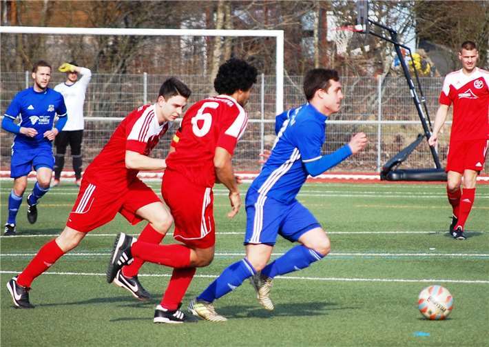 Niclas Lohn (am Ball) steuerte gleich zwei Tore zum Erfolg über den FC Cosmos Koblenz bei.