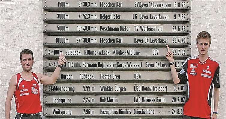 Niclas Olbermann und Vadim Penner zeigen auf die Zeit von Karl Fleschen, welche Motivation für diesen Laufabend war.