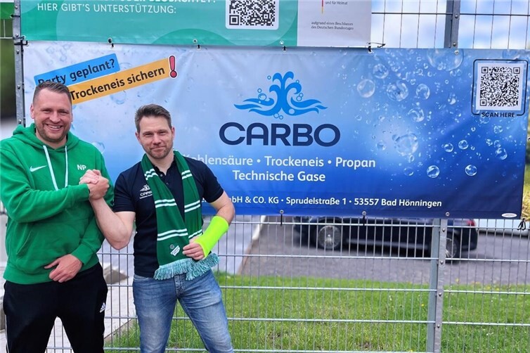 Niclas Pertzborn mit Denis Dahms, Vertriebsmitarbeiter bei CARBO für Trockeneis-Strahltechnik