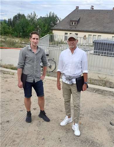 Niclas Schell und Jürgen Walbröl beim CDU-Ortstermin am Hahnsberg/Rückseite Bahnhof Oberwinter.  Foto: privat