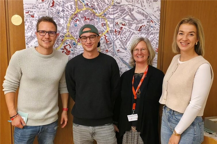 Nico Cordes (l.) bei der Eröffnung der Wanderausstellung in Mayen. Foto: Chris Laas