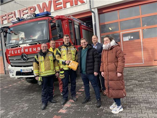 Nico Gödert spendete seinen Defibrillator an die Freiwillige Feuerwehr Maifeld. Von links: Stefan Müller, Bürgermeister Maximilian Mumm, Christian Funk, Nico Gödert, Alexander Ghabour, Caroline Lau.  Foto: VG Maifeld